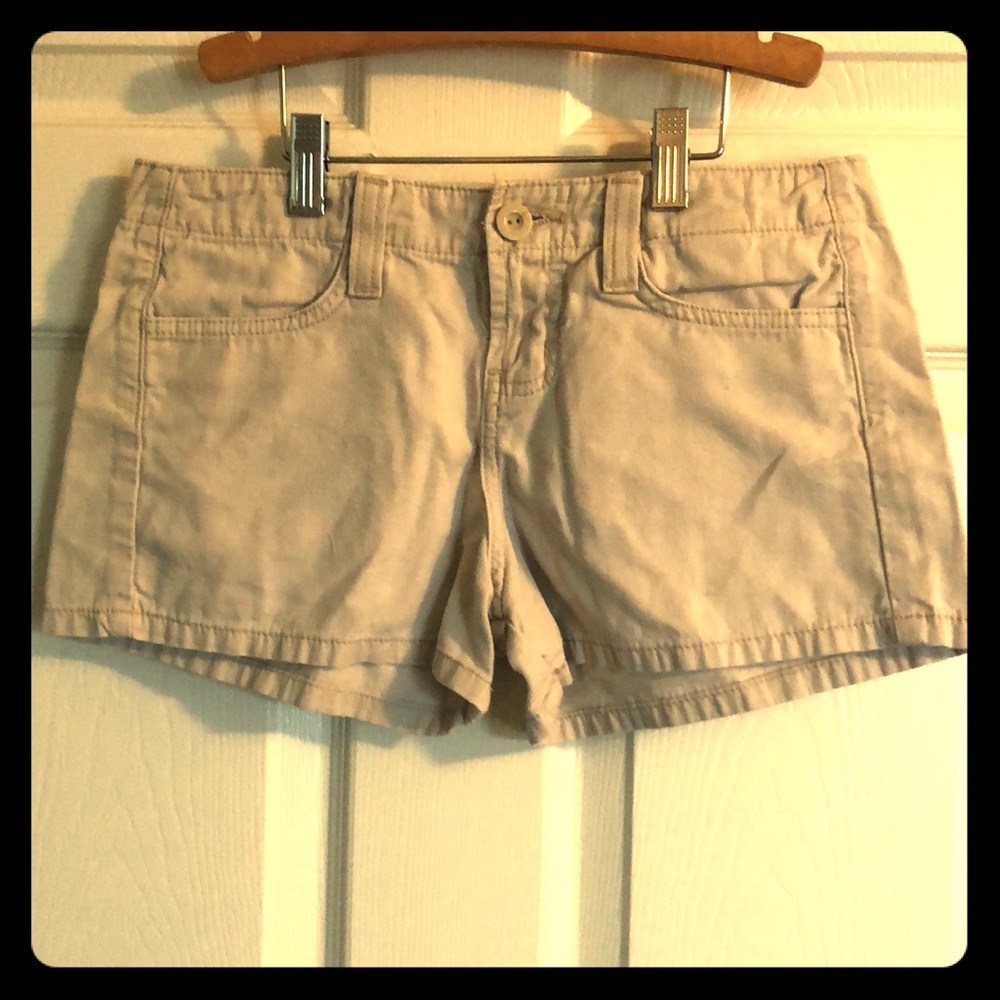 Lei Khaki shorts.